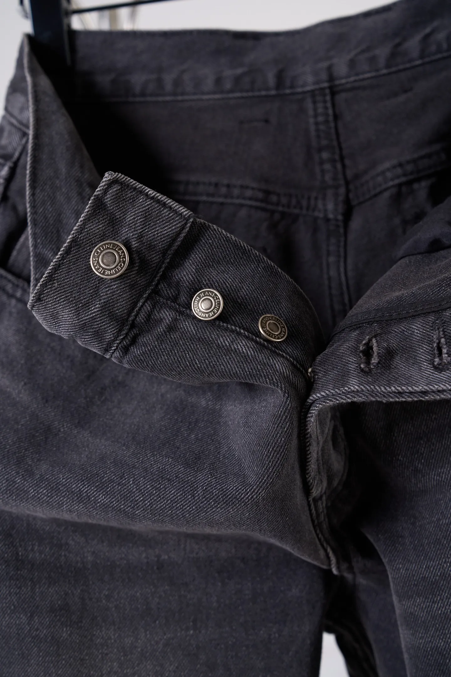 [Real auction] Celine/Celine Paris patchwork leather jeans [In Stock] 28 29 30 31 Customized ebony pattern reforged denim, stiff and stylish, comfortable and skin-friendly, carbon black fermentation dyeing fades the sharp edge, mottled whiskering texture covers the denim, interpreting the relaxed and elegant French Retro, straight silhouette, stretch and casual, continuing the classic five-pocket precision structure of denim. Five CELINE PARIS patches of different shapes are stacked vertically on the trousers. They are staggered and arranged to replicate the Retro aesthetics of past travel souvenir patches. It forms the core of the visual narrative of the garment. The CELINE leather patch is inlaid on the back waist. The identity of the family is engraved discreetly between the waists. The travel patch is used to deconstruct the brand symbol. It combines French Retro heritage and street style. It writes a luxurious and rebellious Retro attitude on the denim. It adopts patterned motorcycle stitching. Precisely control the sewing line by drawing a prototype machine to ensure the precise positioning of CELINE PARIS patches and complete alignment of horizontal and vertical lines. The prototype is accurately aligned by hand to ensure a tight opening and closing. Combination of rub-press wrinkle whisker technology and gun-painted cat whisker technology. Prioritize hand rubbing in specific areas to achieve natural wrinkle effects. Then use specific tools to draw the texture of the cat's whisker shape to create a full visual effect. Adopt purely artificial regular edge grinding process and hand-polished ablation fabric veil lines. Create a staggered hairy texture and layered depth on the edge of the bag to form a natural aged and worn texture. Use multiple horses to rub sand. Use high-pressure spray guns to rub at specific parts to achieve a local gradient effect. Then use frosting technology to create a unique texture pattern. The workmanship is extremely complex and time-consuming and labor-intensive. Stone grinding is light fermentation➕stretching and bleaching to soften. The mutual friction between pumice and clothing causes wear and fading effects on the denim surface. Combining pulling and bleaching. Make the clothes produce a certain texture and stretching effect while bleaching. Stir-fry snowballs and stir-fry salt. Prepare a special solution. Add a certain amount of dye. Soak the denim material in it to absorb the solvent. Then scrub it and dry it to further fade and oxidize it, creating a loose fit.